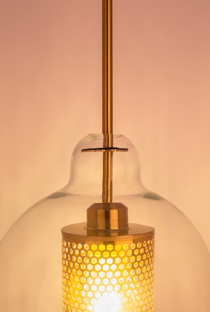Подвесной светильник, изолированные на белом фоне Современная люстра, изолированные на фоне