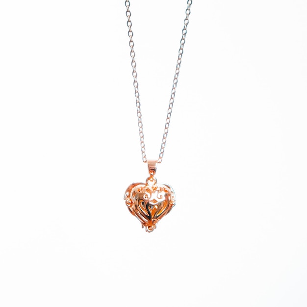 Photo a pendant with a heart on it is made by a pendant.