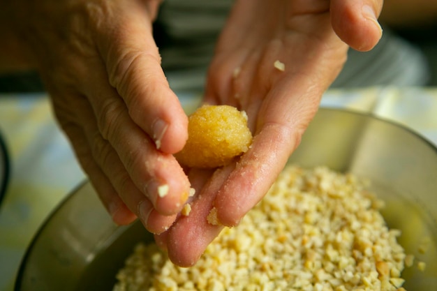 Penellen. Kleine snoepjes in verschillende vormen, gemaakt van amandel- en aardappeldeeg.