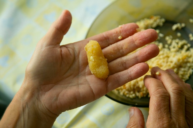 ペネレット。アーモンドとポテトの生地で作られた様々な形の小さなお菓子。