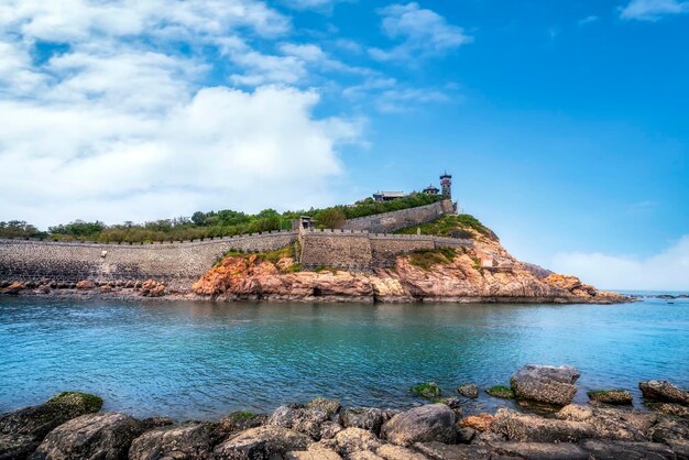 Photo penglai pavilion, a famous sea mountain in yantai, china