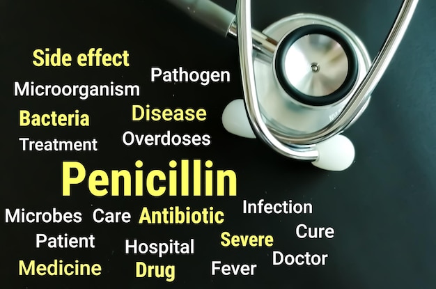 Медицинский термин пенициллин с облаком слов на черном фоне
