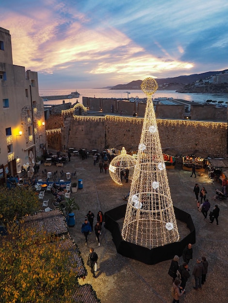 Foto peniscola valencia spanje 14 december 2022 kerstmarkt versierd met boomverlichting bij de zee