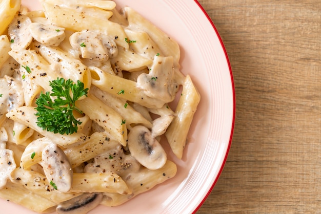 Penne alla carbonara con crema di funghi e funghi, stile italiano