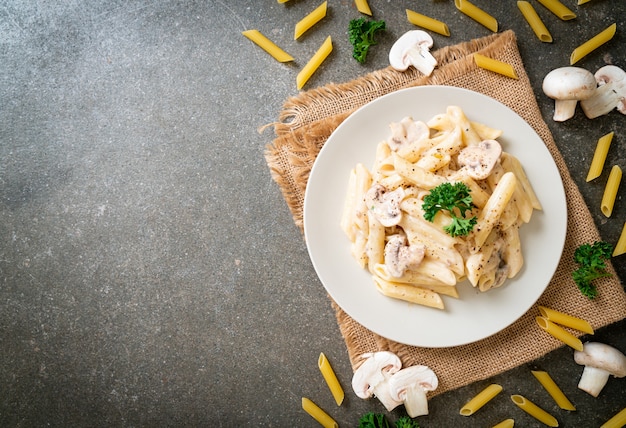 Penne alla carbonara con salsa di crema ai funghi. stile di cibo italiano