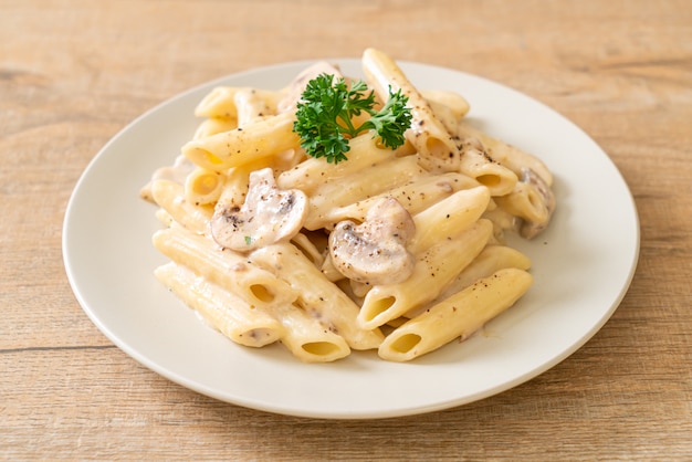 Penne alla carbonara con salsa di panna e funghi