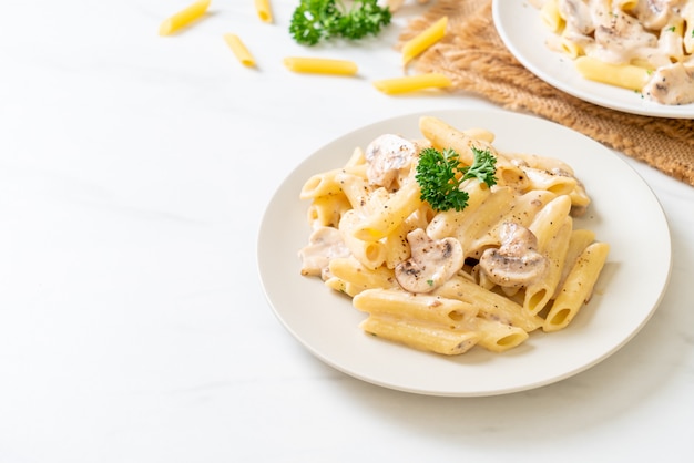 Penne pasta carbonara roomsaus met champignon