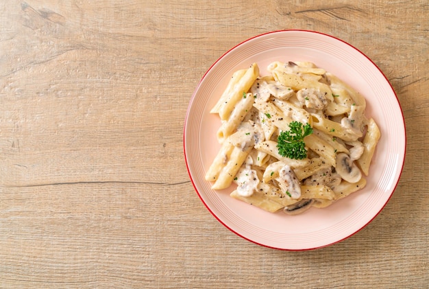 penne pasta carbonara roomsaus met champignons - Italian food style