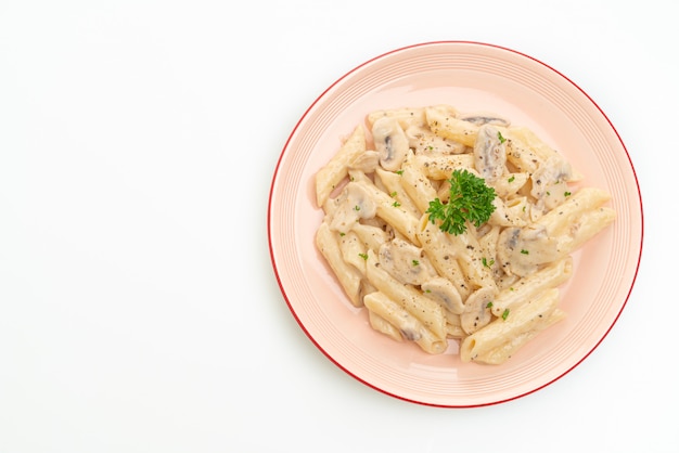 Penne pasta carbonara roomsaus met champignons