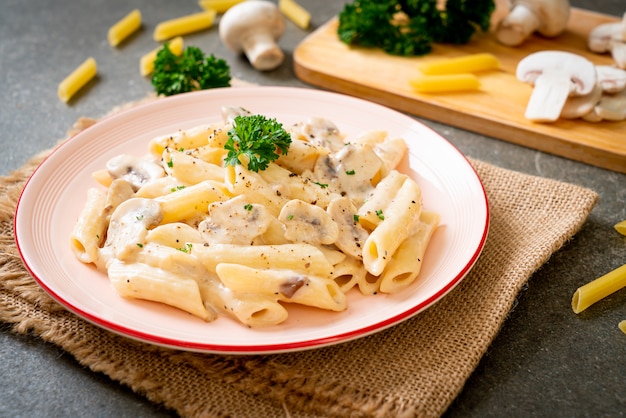 penne pasta carbonara roomsaus met champignons