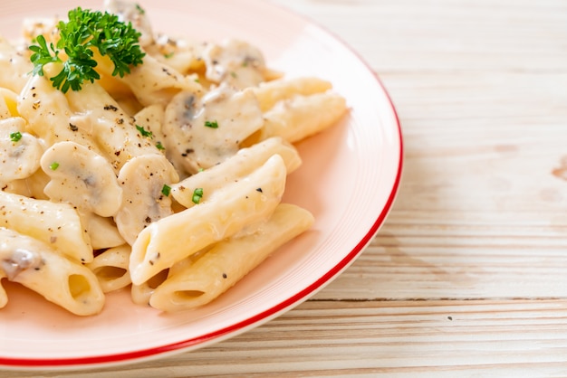 penne pasta carbonara roomsaus met champignons