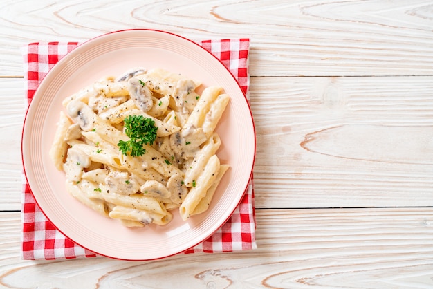 penne pasta carbonara roomsaus met champignons