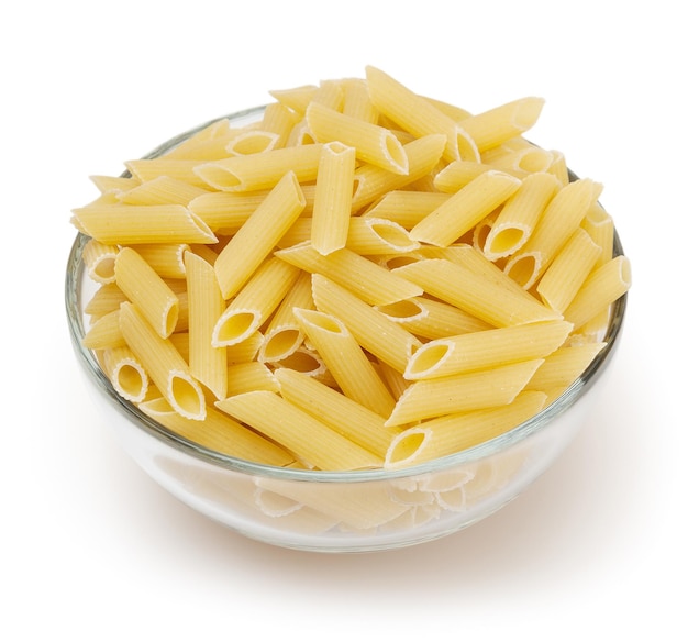 Penne pasta geïsoleerd op een witte achtergrond met uitknippad