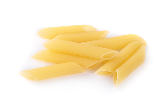 Penne pasta geïsoleerd op een witte achtergrond met