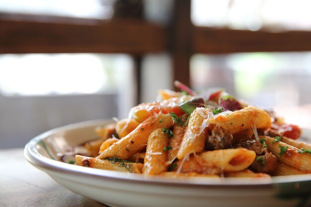 Penne pasta in tomatensaus met gehaktballen