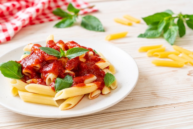 Penne pasta in tomatensaus
