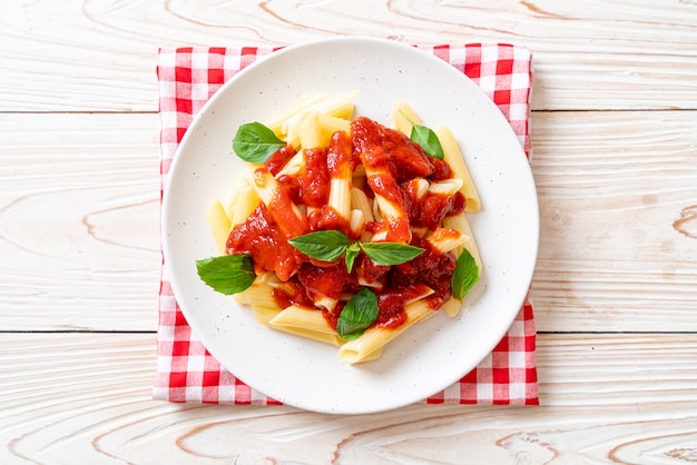 Penne pasta in tomatensaus