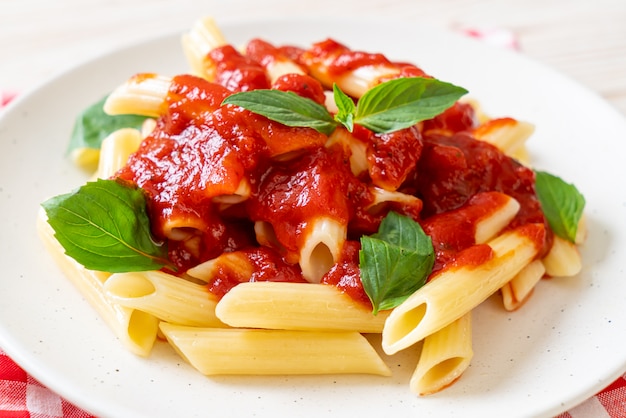 Penne pasta in tomatensaus