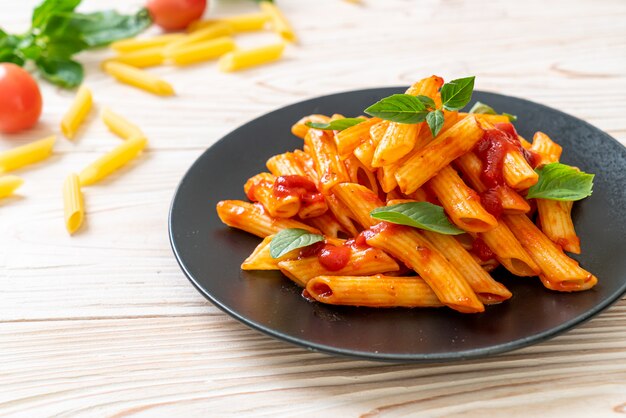 Penne pasta in tomatensaus