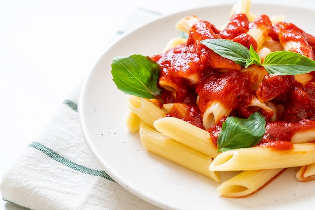 Penne pasta in tomatensaus