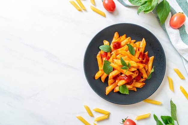 Penne pasta in tomatensaus