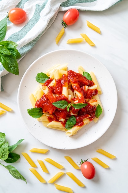 Penne pasta in tomatensaus