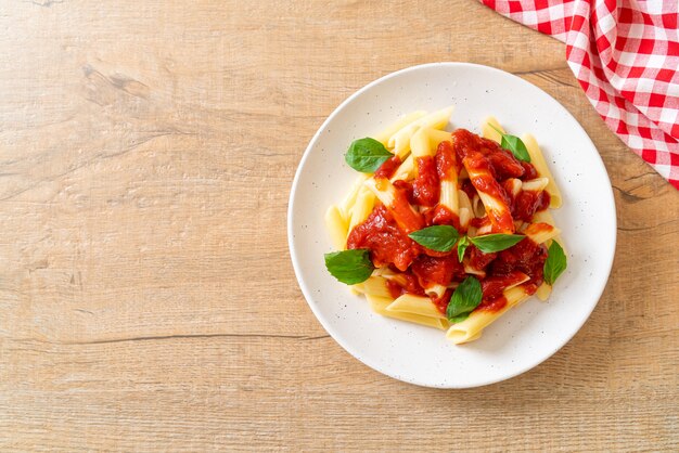 Penne pasta in tomatensaus