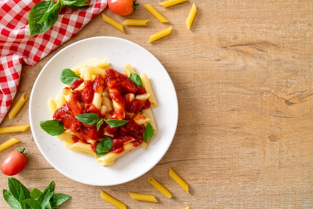 Penne pasta in tomatensaus