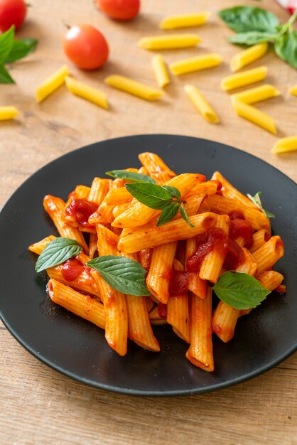 Penne pasta in tomatensaus