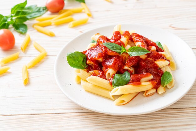 Penne pasta in tomatensaus