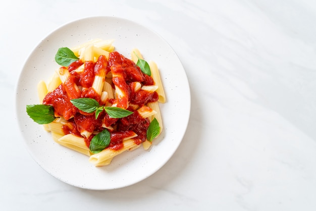 Penne pasta in tomatensaus