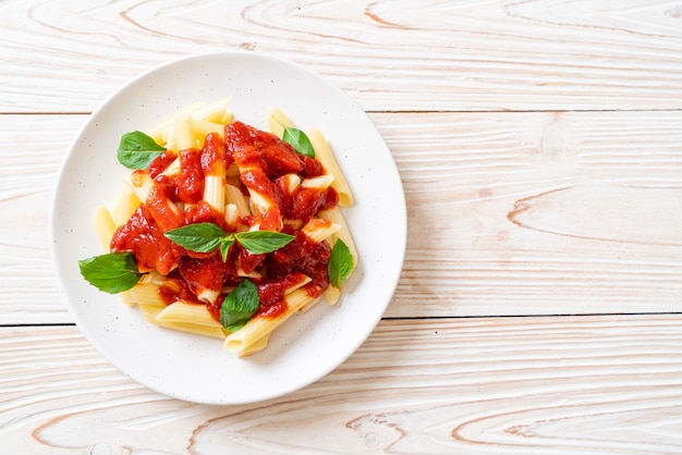 Penne pasta in tomatensaus