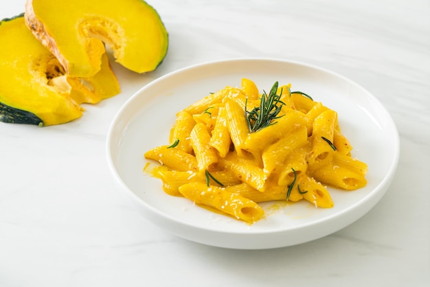 penne pasta met butternut pompoen roomsaus en rozemarijn