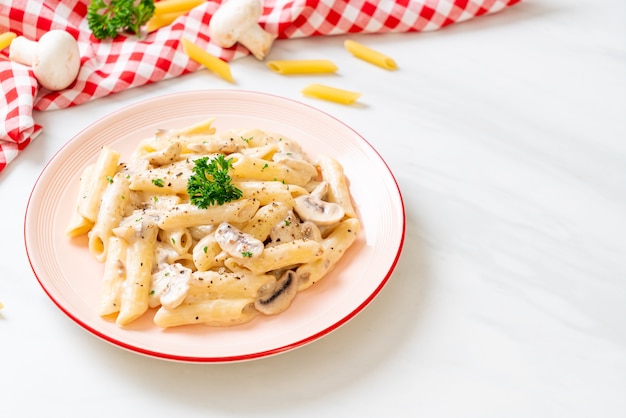 Penne-pasta met carbonara-roomsaus