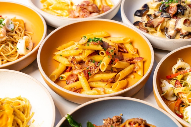 Penne pasta met knoflook chili bacon