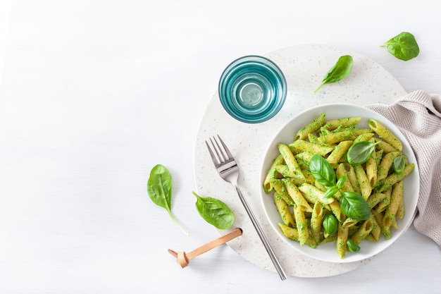 Penne pasta met pesto saus van spinazie basilicum