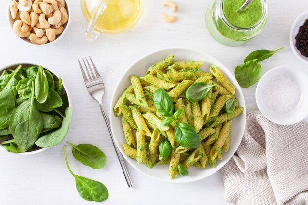 Penne pasta met pesto saus van spinazie basilicum