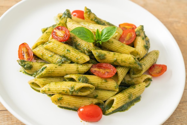 penne pasta met pestosaus en tomaten - veganistische en vegetarische eetstijl