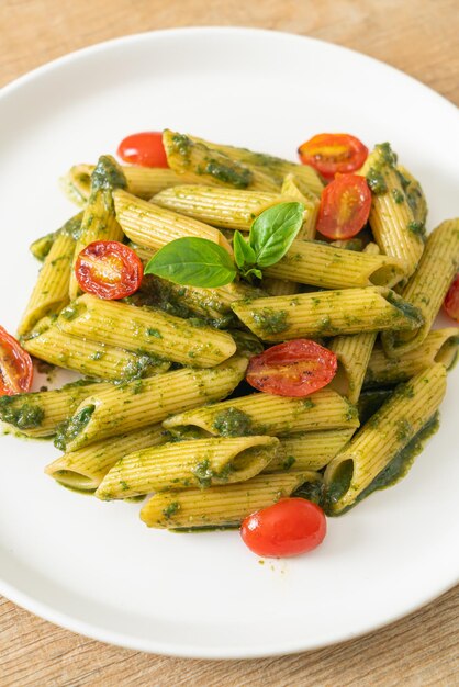 penne pasta met pestosaus en tomaten - veganistische en vegetarische eetstijl