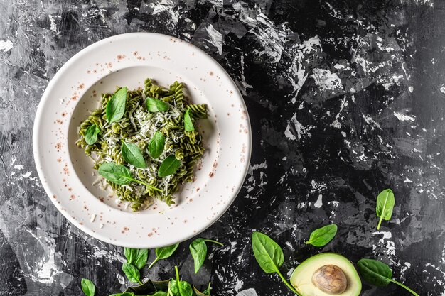 Penne-pasta met spinazie en groene pesto, Groene veganistische pasta met verse spinazieblaadjes