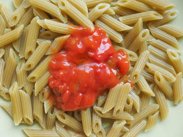 Foto penne pasta met tomaat