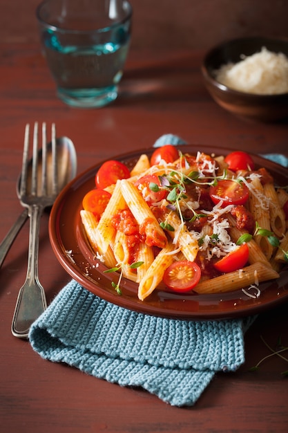 Penne pasta met tomaten en parmezaan