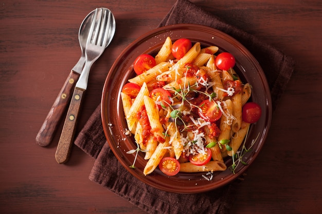 Penne pasta met tomaten en parmezaan