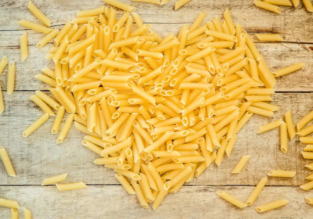 Penne sul tavolo. messa a fuoco selettiva.