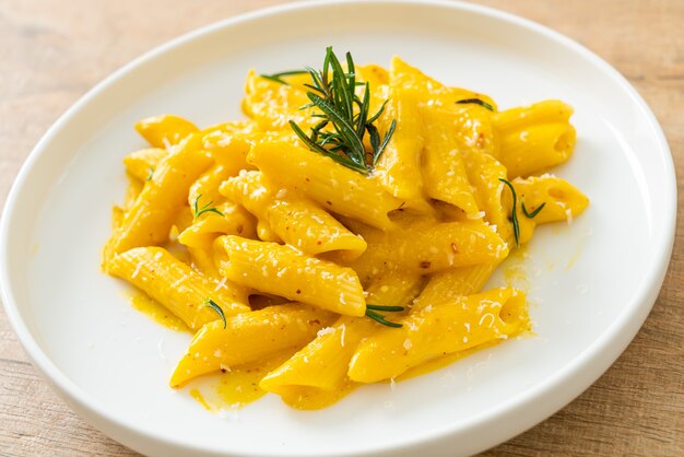 Foto penne con crema di zucca e rosmarino