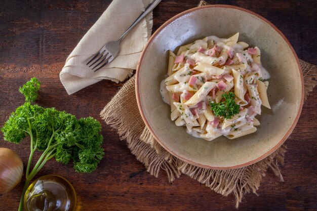 Pasta di penne con salsa di crema di prosciutto