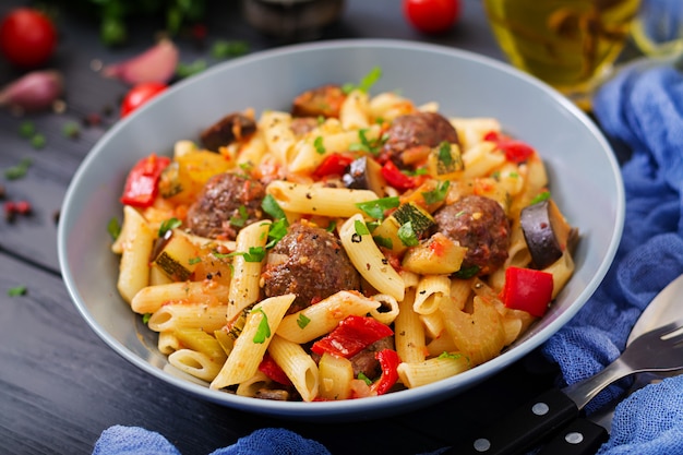 Penne con polpette in salsa di pomodoro e verdure in ciotola