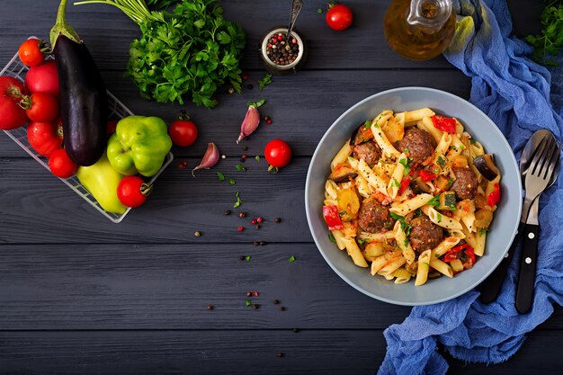 Penne con polpette in salsa di pomodoro e verdure in ciotola