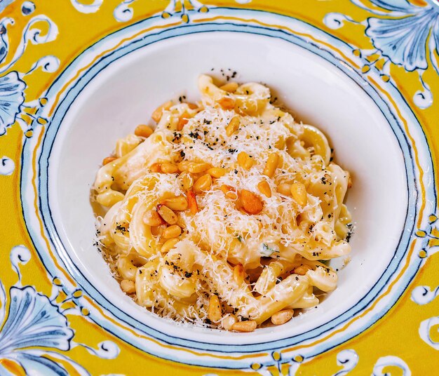 Photo penne pasta with parmesan close up