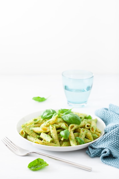 Foto penne al pesto di basilico con spinaci